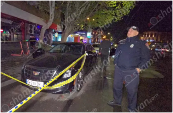 Կրակոցներ՝ Երևանի կենտրոնում. կա վիրավոր. Cadillac և Jeep ավտոմեքենաների վրա հայտնաբերվել են կրակոցների հետքեր